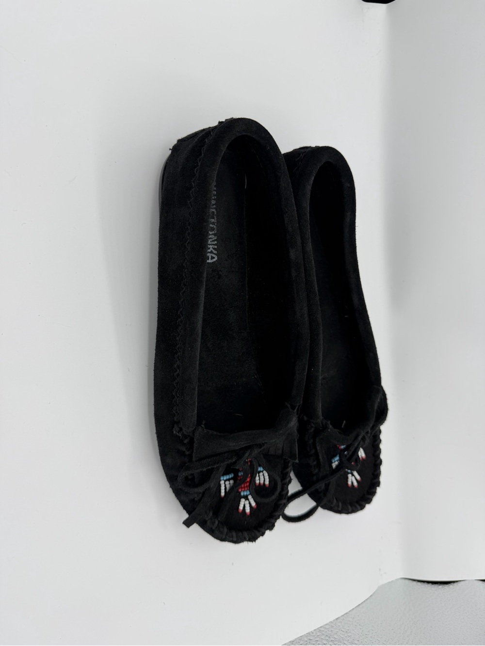 Minnetonka Thunderbird II Black Suede Beaded Moccasins Women’s 8.5 - Picture 2 of 5